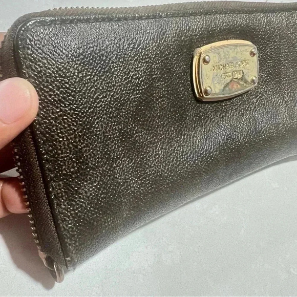MICHEAL KORS MONOGRAM BROWN WALLET GOLD  HARDWARE ZIPPER CLOSURE - Picture 3 of 12